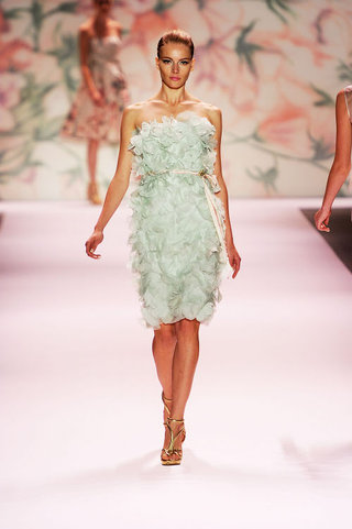 Illustration for article titled Monique Lhullier's Gowns Leave Audience Gasping In Awe